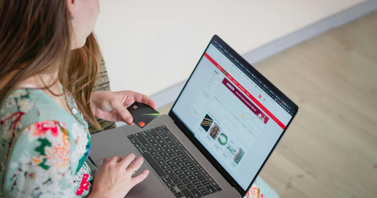 Persona usando un portátil para cancelar una compra en una tienda online