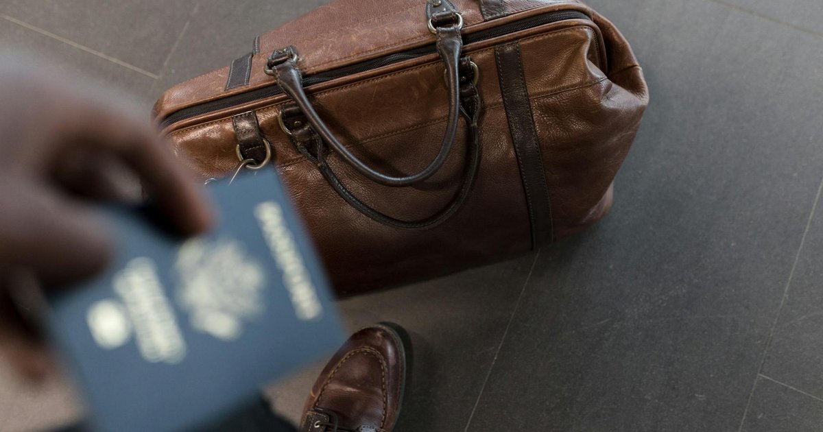 Maleta de mano junto al mostrador de embarque de un aeropuerto